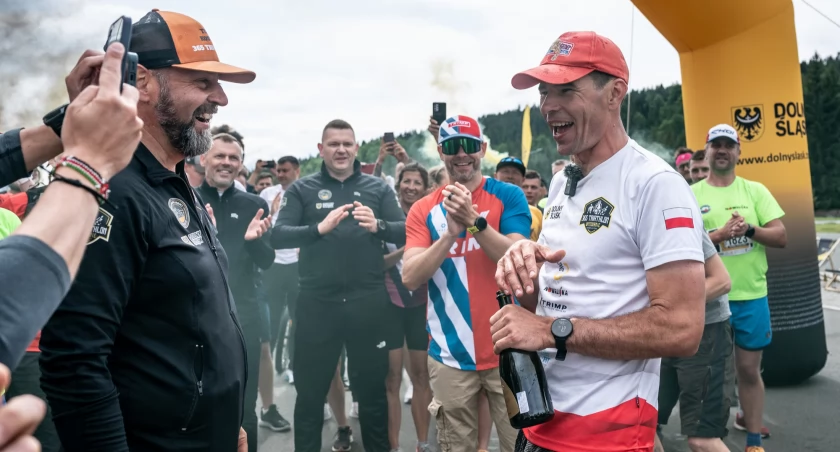 Adrian Kostera - Ultra Triathlete stał się rekordzistą Guinnessa w najdłuższym triathlonie na świeci