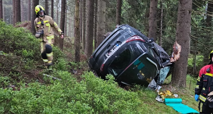 Wypadek w Jakuszycach. Rozpędzone auto wpadło do lasu. 