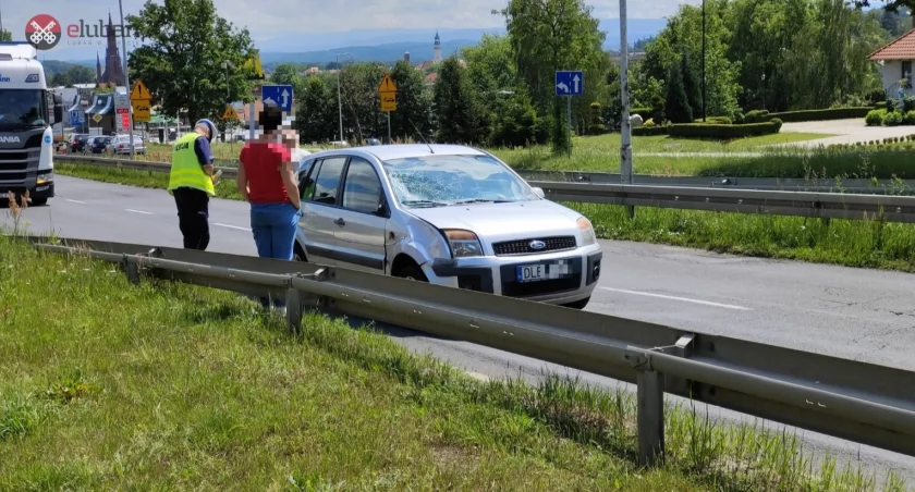 Potrącenie pracownika na drodze. Kierowca nie wiedział, że w tym miejscu trwają prace