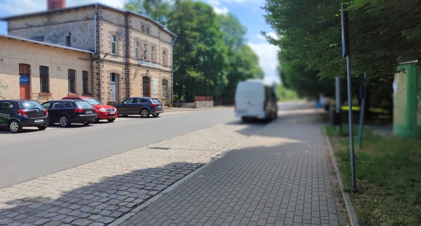 Podróż autobusem z Bolesławca do Jeleniej Góry trwa 4 godziny i 15 minut