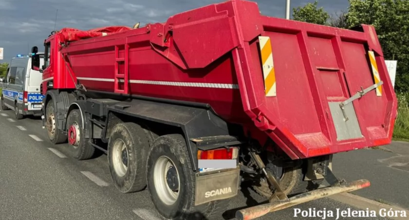 Jeden bez prawa jazdy prowadził ciężarówkę, a drugi pijany osobówkę