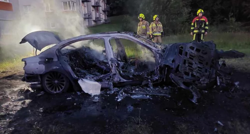 W Świeradowie-Zdroju spłonęło BMW serii 7