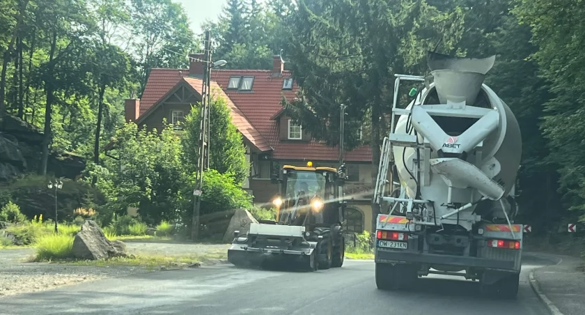 Szklarska Poręba - Beton na jezdni. Szybka interwencja Straży Miejskiej