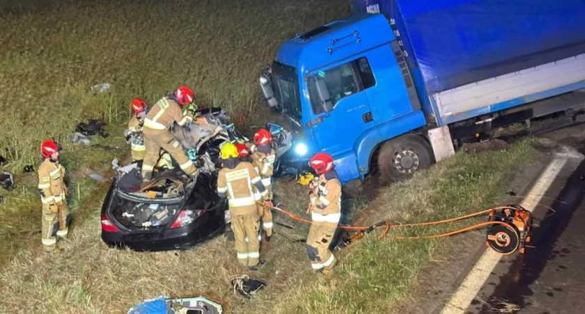 Dramatyczny wypadek na drodze krajowej. Nie żyje kierowca osobówki