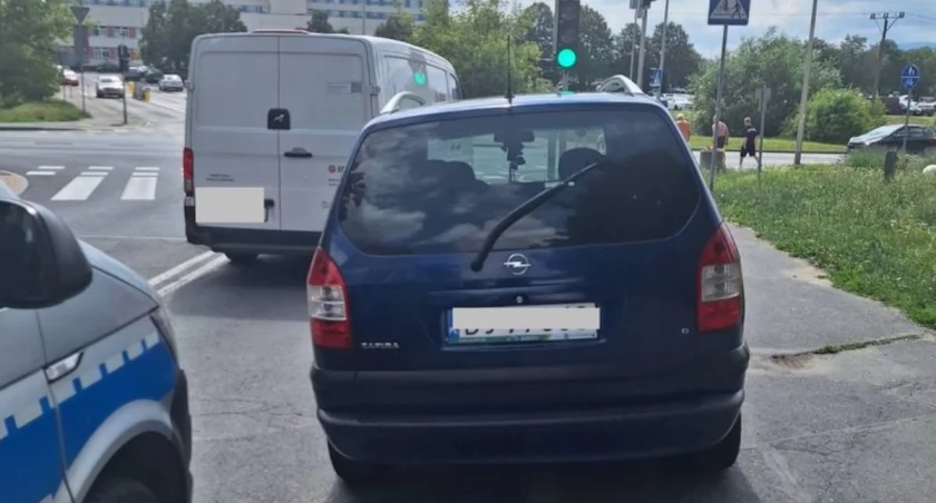 Prowadził pomimo zakazów. Był poszukiwany i miał przy sobie narkotyki