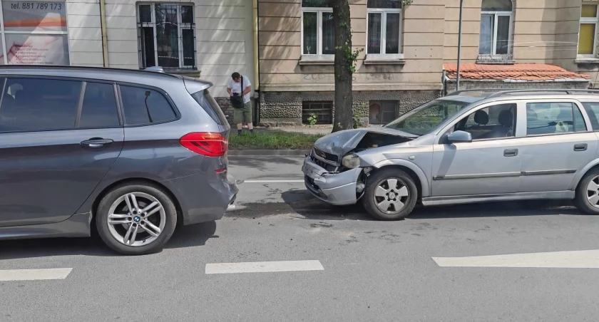 Zablokowany pas ruchu na ulicy Wolności po zderzeniu dwóch pojazdów