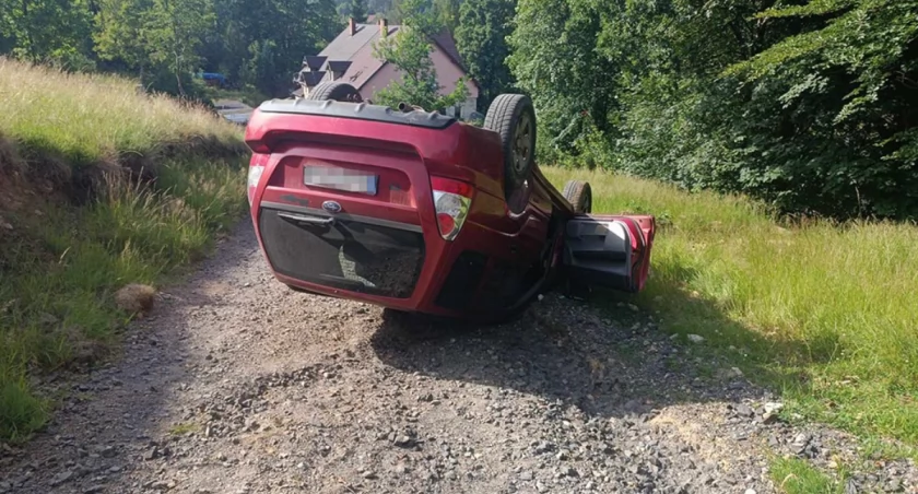 Nie opanowała Subaru i dachowała