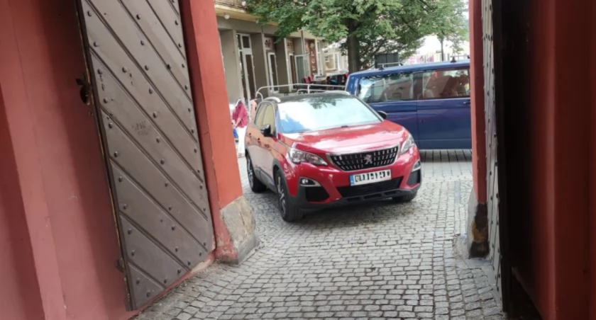 Mistrz Parkowania stanął na środku bramy wjazdowej na posesję