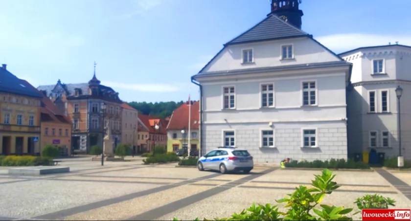 Nastolatkowie próbowali włamać się do sklepu. Narobili kosztownych szkód