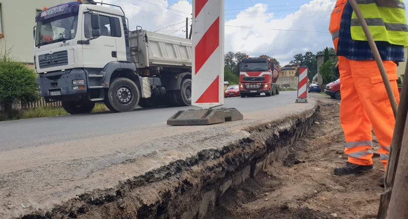 Ruszył remont drogi powiatowej w Łomnicy