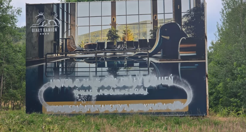 Zniszczone banery reklamowe obiektów turystycznych