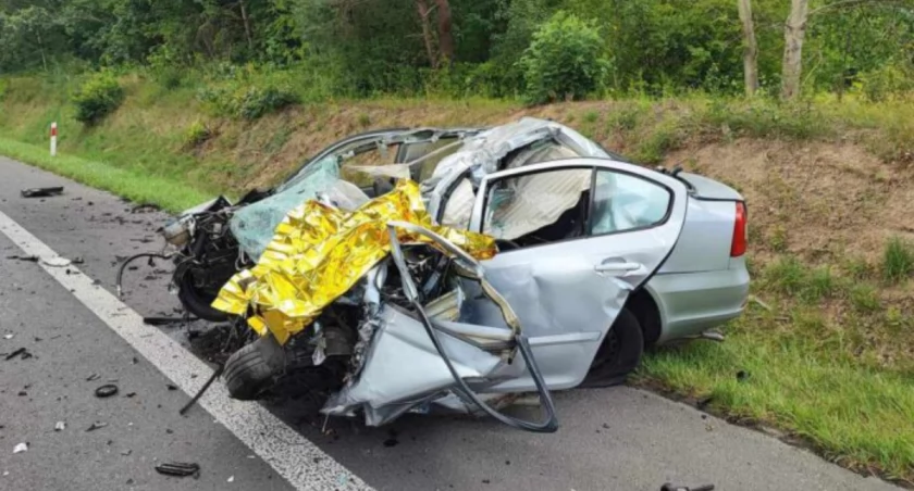 Śmiertelny wypadek na drodze do Bogatyni. Zmiażdżone auto osobowe