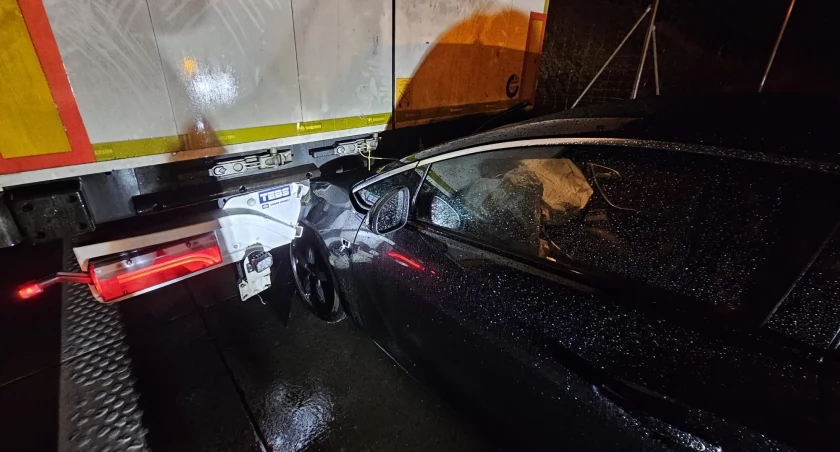 Oplem wjechał pod naczepę. Pojazdy przejechały tak 2 kilometry