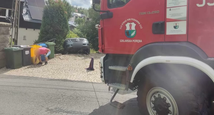 Niepełnosprawny kierowca zjechał samochodem do ogródka