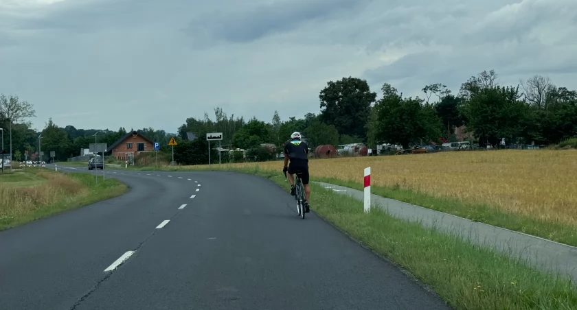 Po co te ścieżki rowerowe, skoro oni jeżdżą po ulicy? Pytają kierowcy