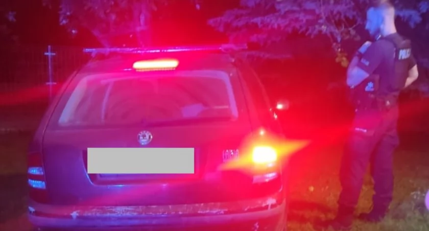 Nietrzeźwa kobieta bez prawa jazdy za kierownicą Skody
