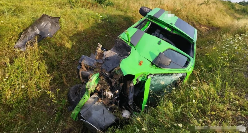 Kierowca busa zasnął za kierownicą. Uderzył w ciężarówkę i wypadł z drogi