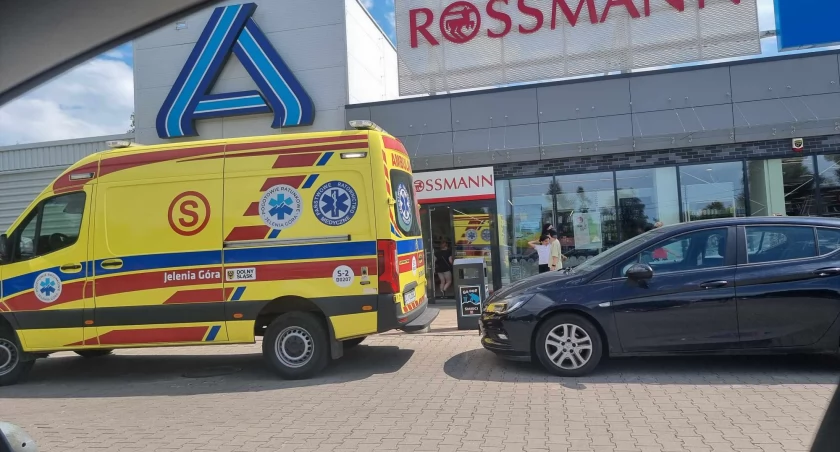 Złodziej poszarpał się z ochroniarzem. Kradzież rozbójnicza w Cieplicach