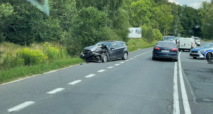 Groźne zderzenie na DK 30. Wylotówka z Jeleniej Góry korkuje się