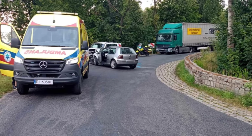 Czołówka dwóch osobówek na drodze z Pakoszowa do Sobieszowa
