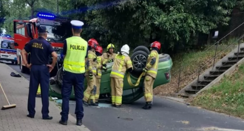 Dachowanie Volkswagena. Za kierownicą pijany kierowca bez prawa jazdy