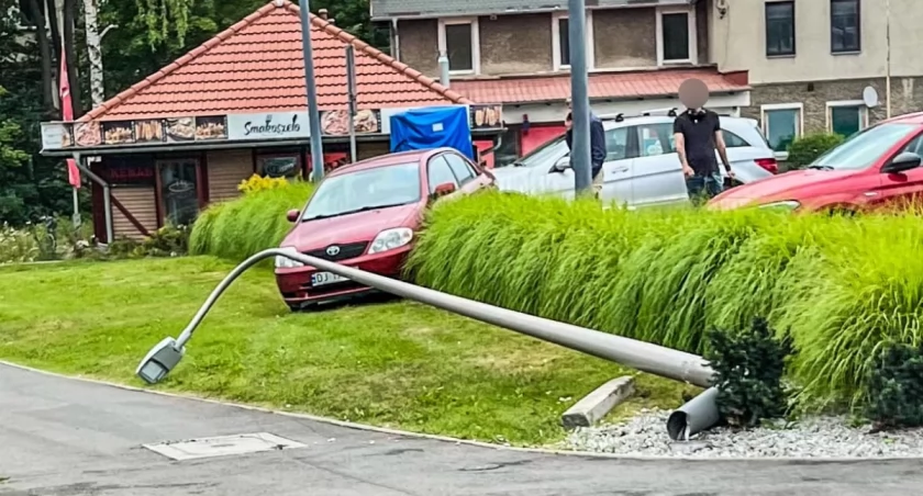 Toyotą skosił latarnię przy ulicy Wolności