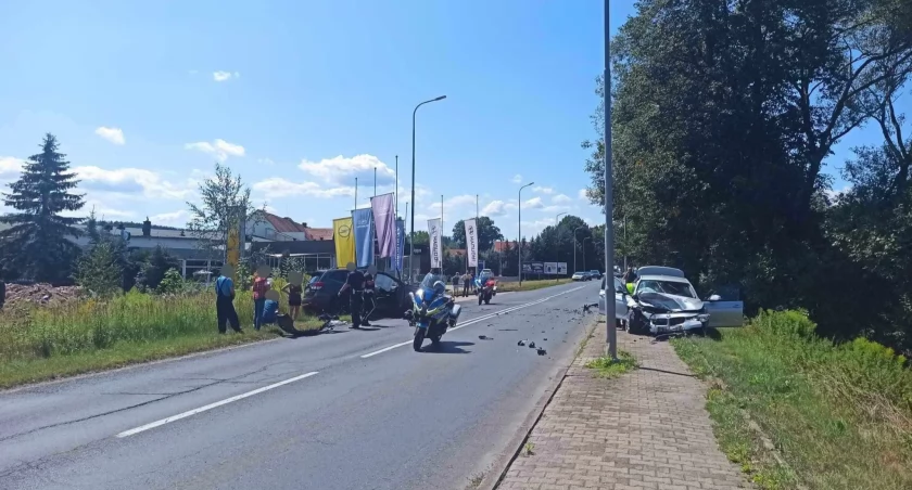 Policyjne BMW roztrzaskane
