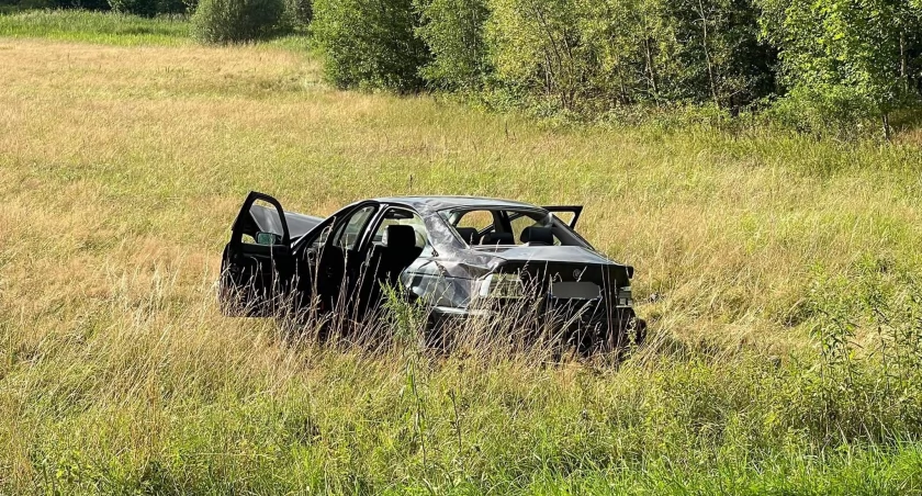 Dachowanie BMW w Staniszowie. Młody kierowca opatrzony w karetce