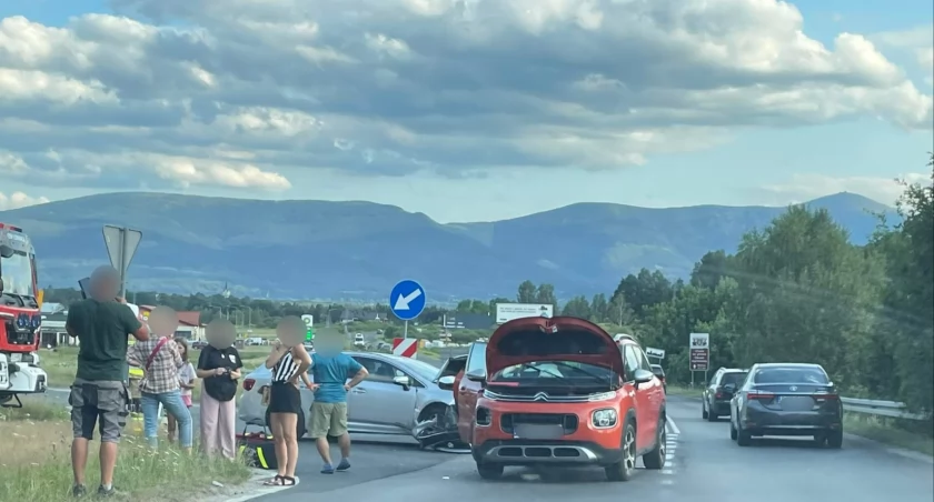 Utrudnienia na drodze do Karpacza. Zderzenie aut na newralgicznym skrzyżowaniu
