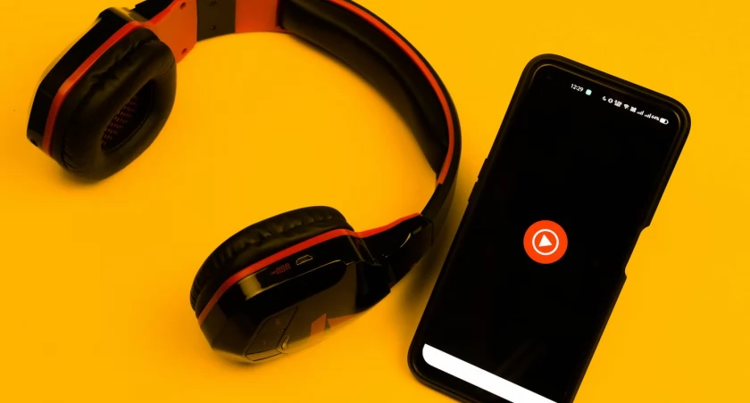 Czy warto słuchać książek? Czas sięgnąć po audiobooki