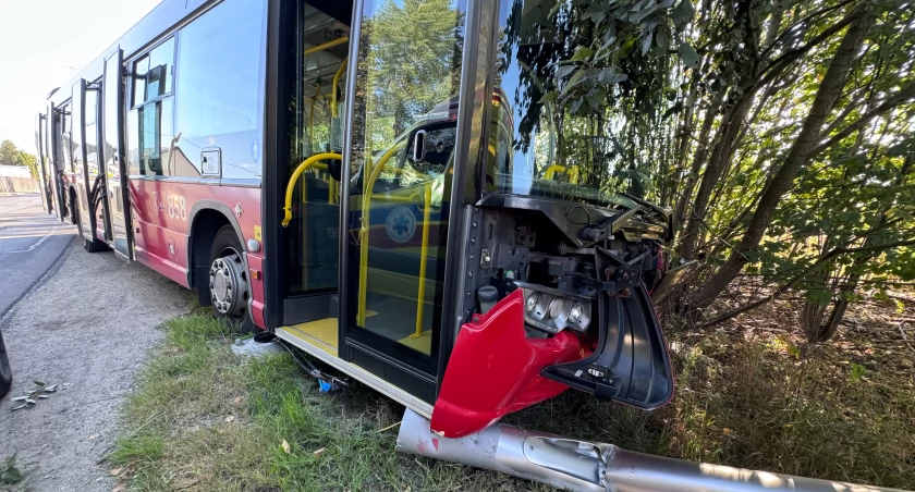 Autobus MZK wypadł z drogi i staranował latarnię