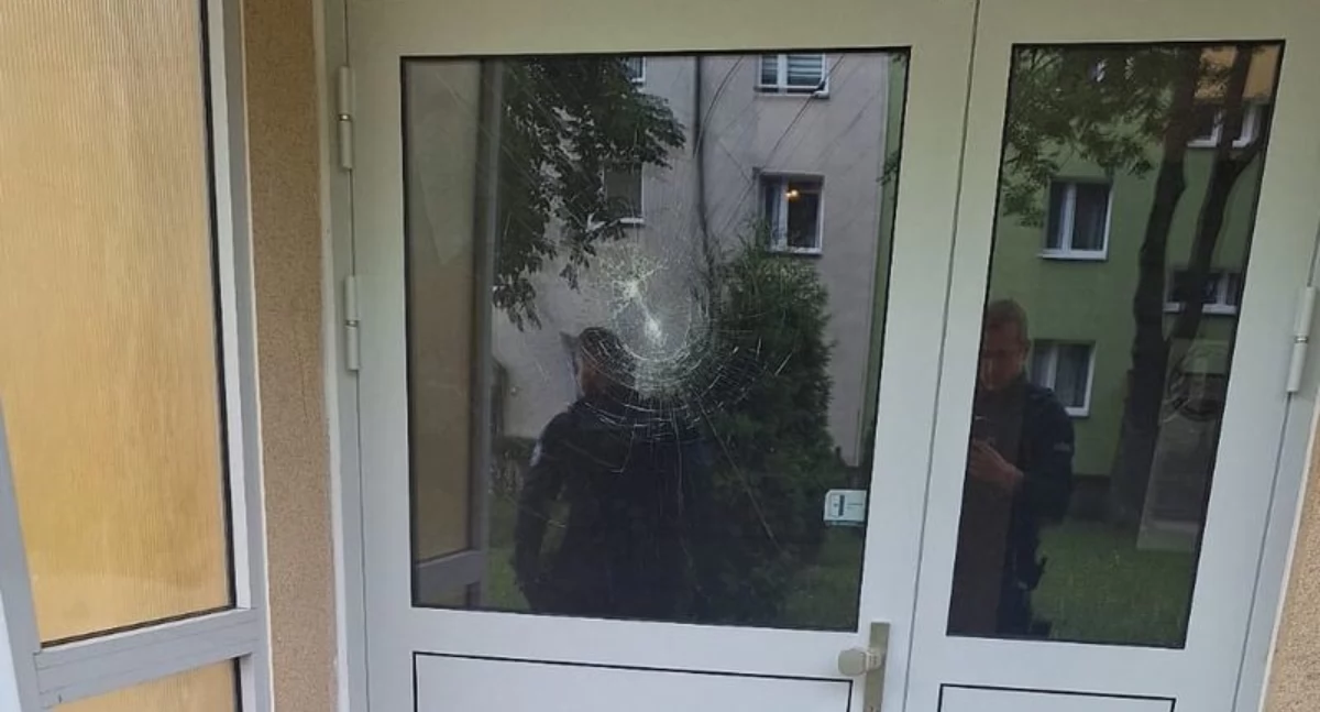 Wypił pół litra wódki i rzucił kamieniem w drzwi