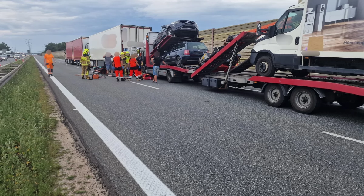 Wypadek z udziałem trzech ciężarówek. Kierowca uwięziony w rozbitej kabinie