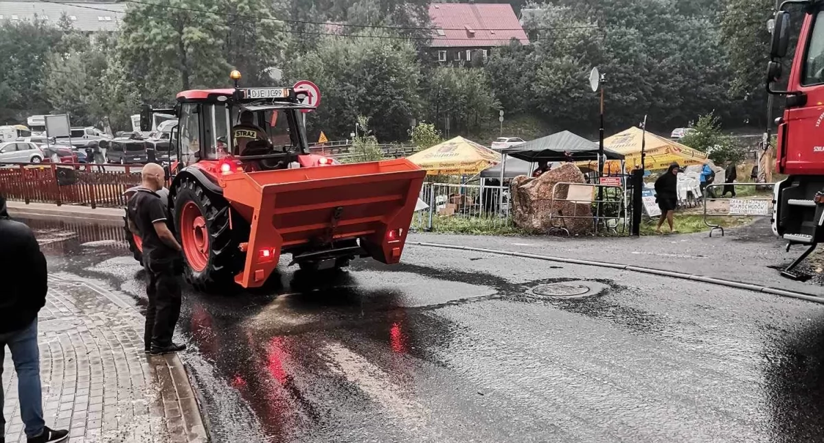 Szklarska Poręba - Oleista substancja rozlana na jezdni. Sparaliżowany ruch na jednej z ulic.