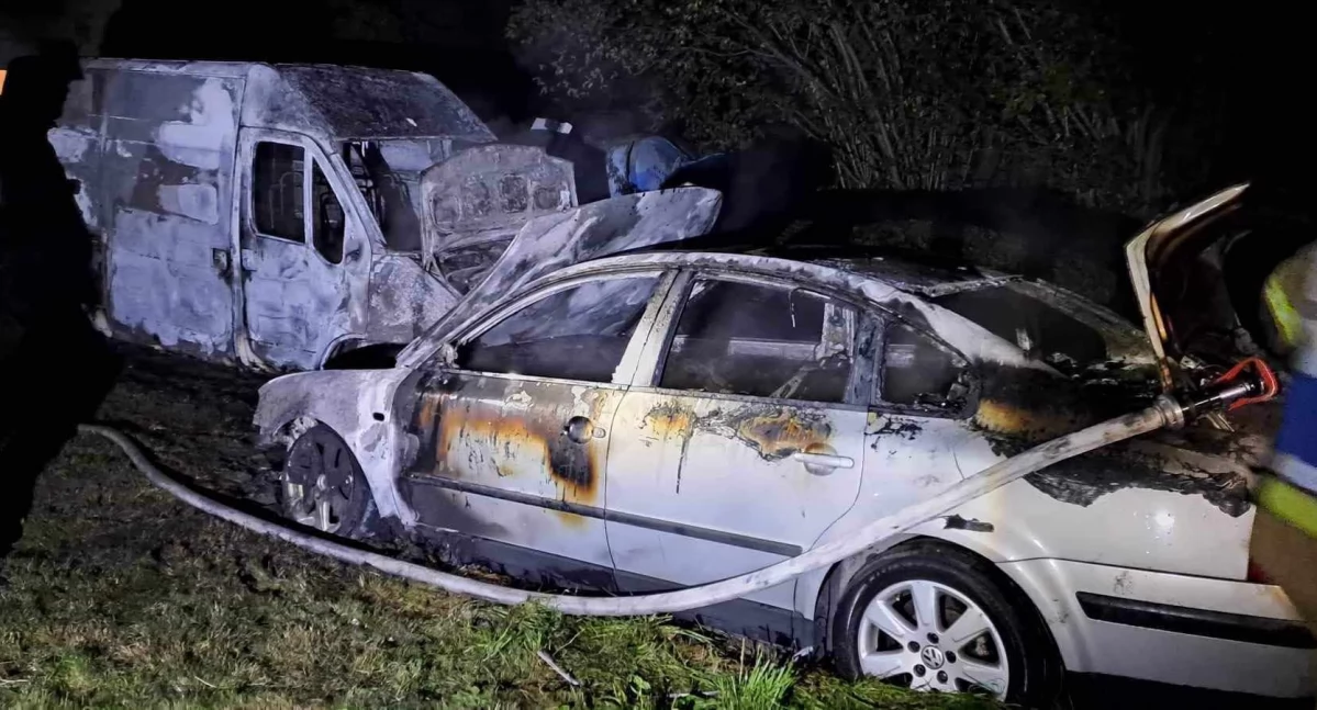 Kaczorów : Na prywatnej posesji spłonęły samochody