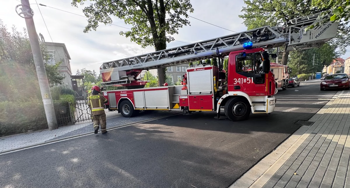 Pożar dachu w budynku przy ulicy Juszczaka w Cieplicach