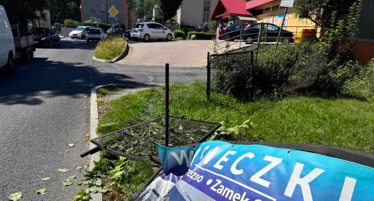 Groźny incydent w Świeradowie-Zdroju: Samochód dostawczy stoczył się z górki