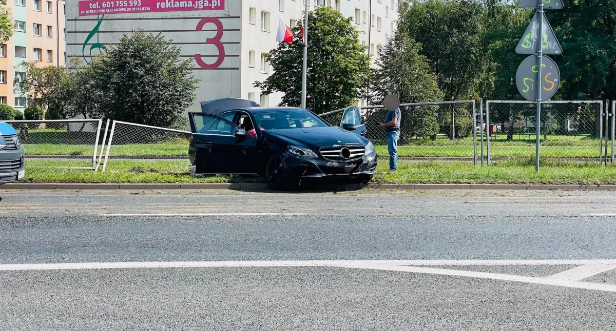 Mercedesem w barierki na alei Jana Pawła II w Jeleniej Górze