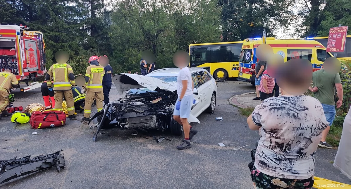 Karpacz : Cztery osoby poszkodowane po zderzeniu autobusu i osobówki