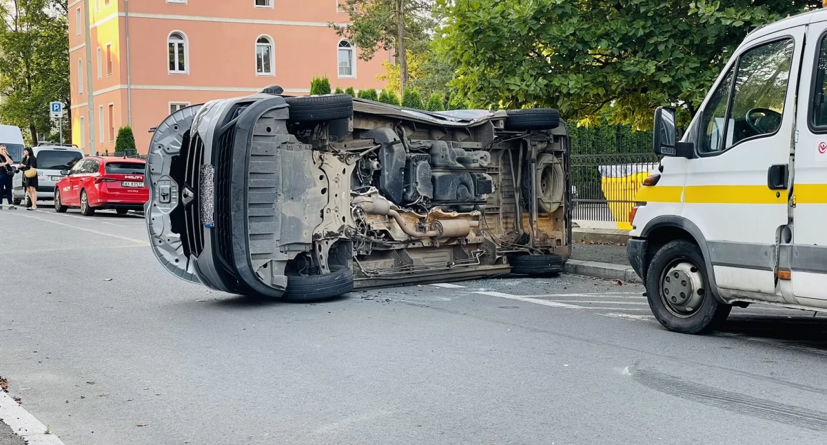 Groźny wypadek pod Sądem. Bus leżał na jezdni.