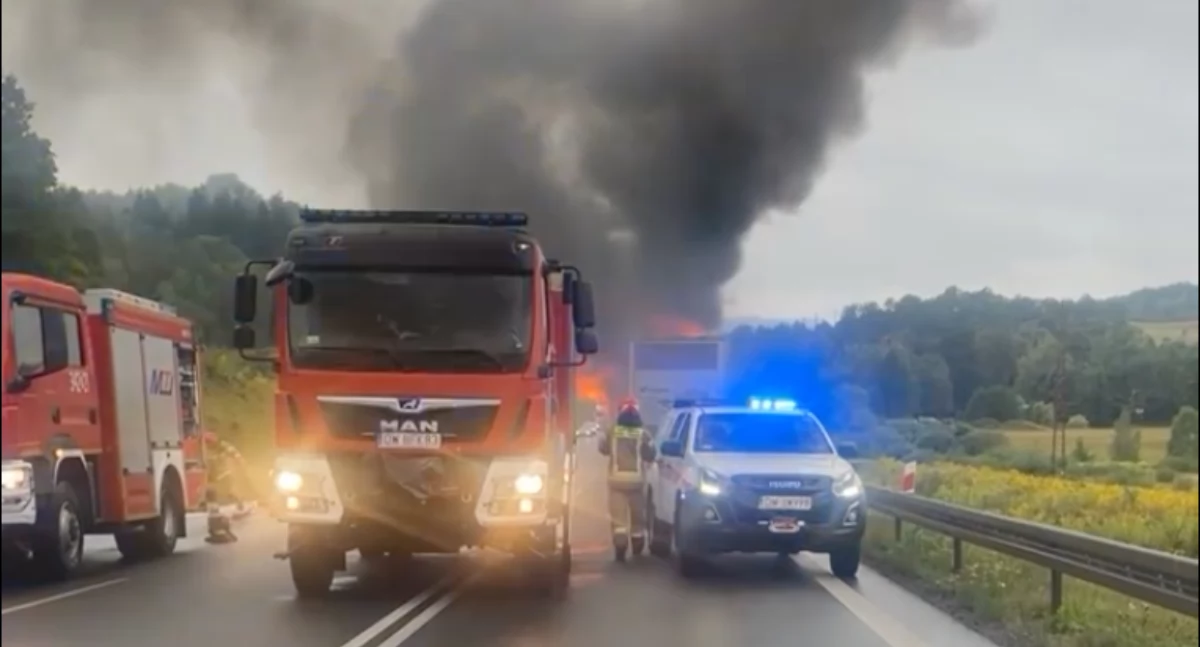 Pali się samochód ciężarowy na obwodnicy Maciejowej