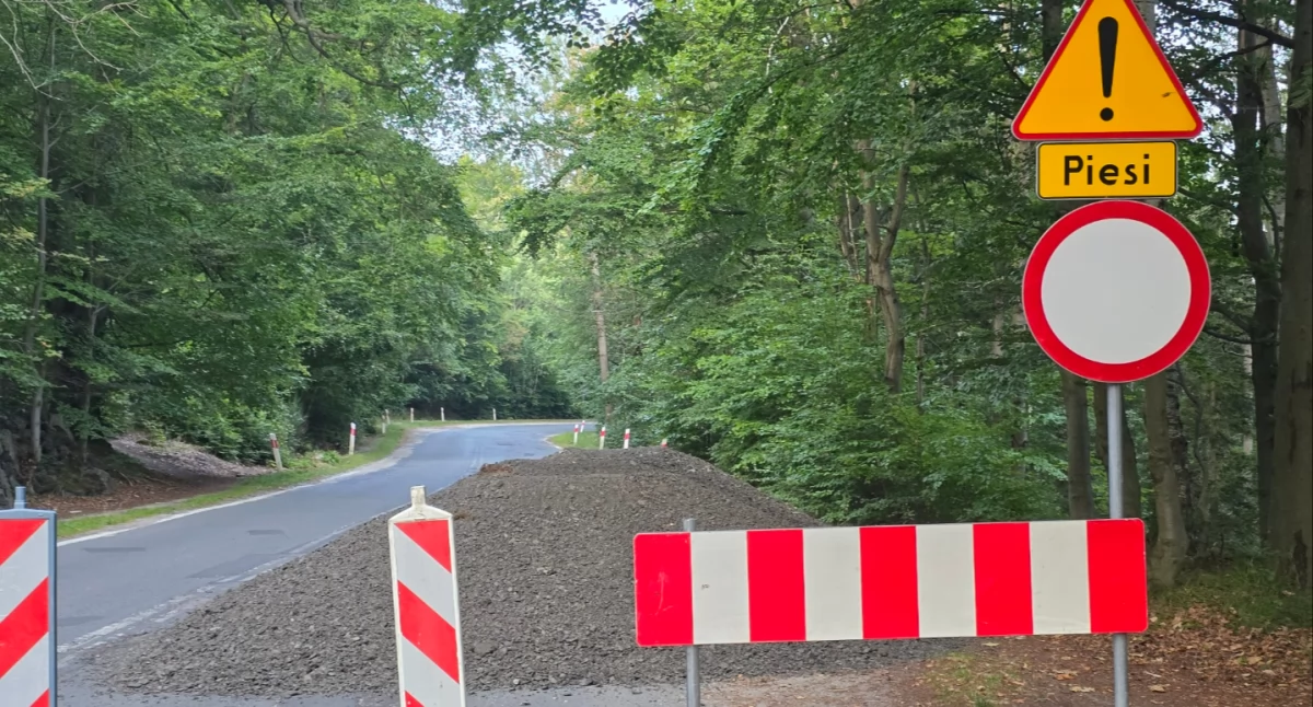 Droga przez Zakręt Śmierci jest już oficjalnie zamknięta. Ale kierowcy uważają, że da się przejechać.