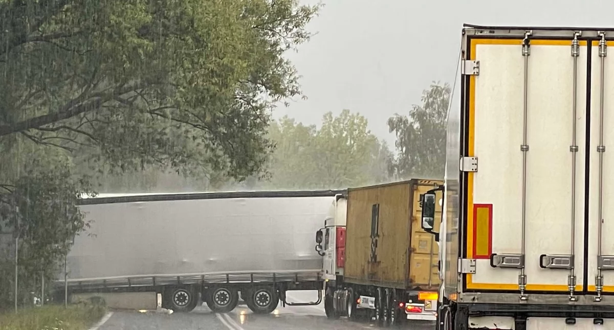 TIR zablokował krajową trójkę w Goduszynie