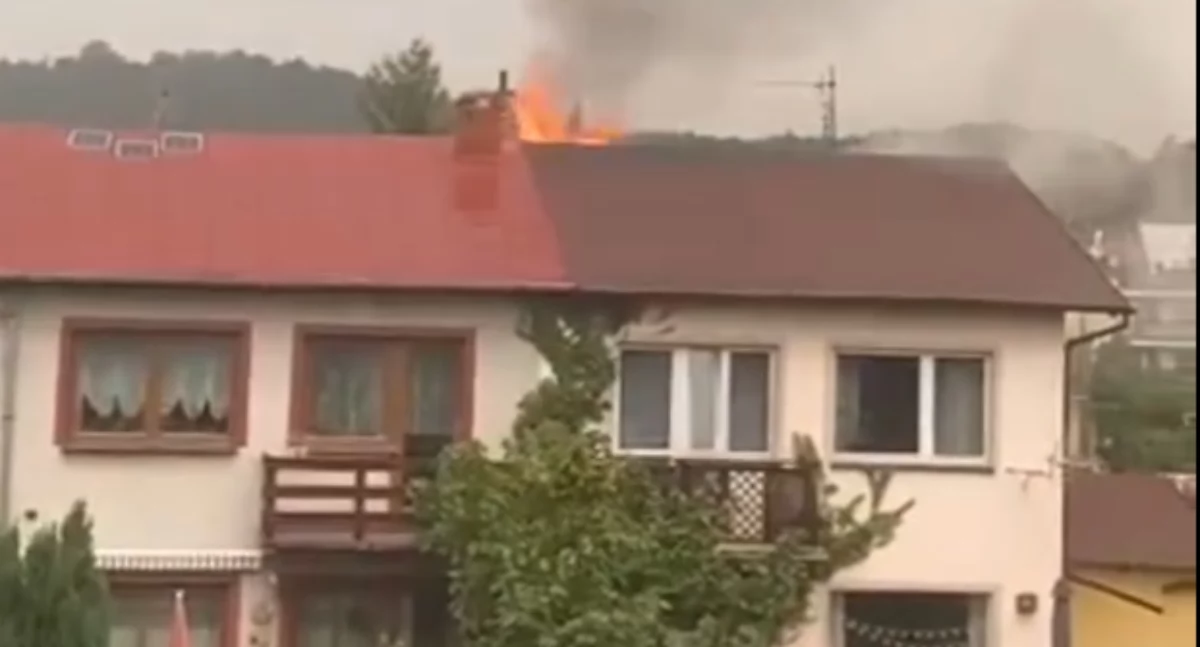 Pożar dachu po uderzeniu pioruna