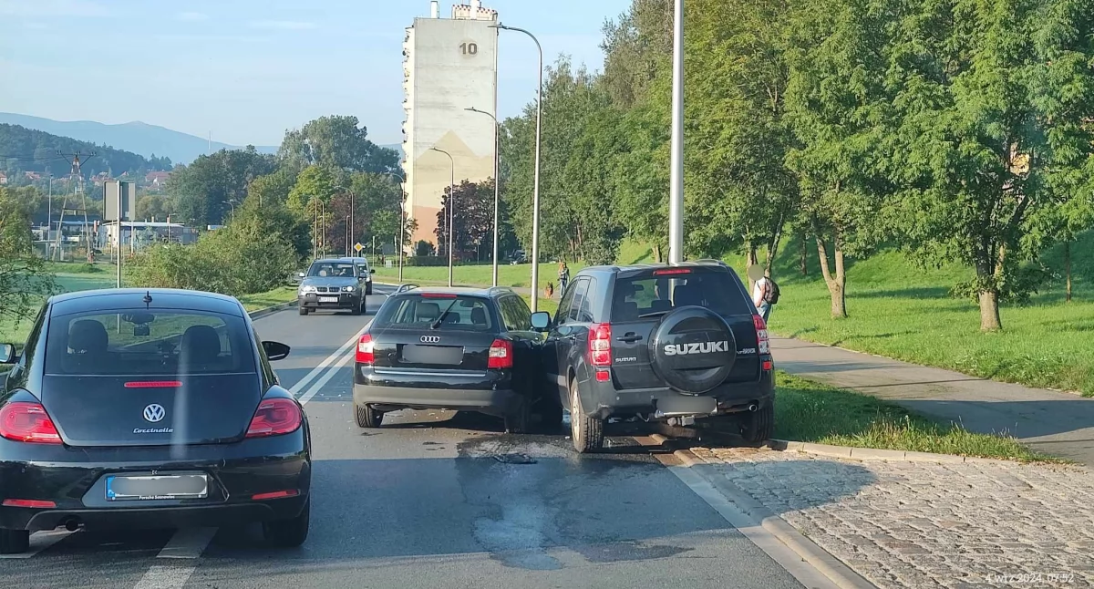 Rozbite samochody blokują ruch na ulicy Ogińskiego przy szpitalu