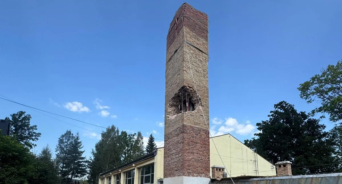 Chcieli przewrócić komin