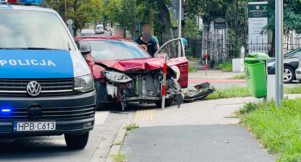 Groźne zderzenie na alei Wojska Polskiego. Rozbite pojazdy blokują drogę