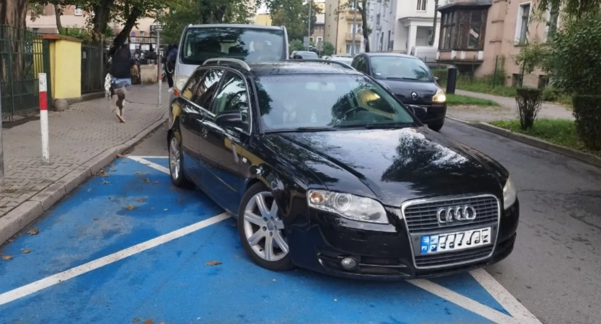 Kierowcy wciąż parkują na miejscach dla niepełnosprawnych