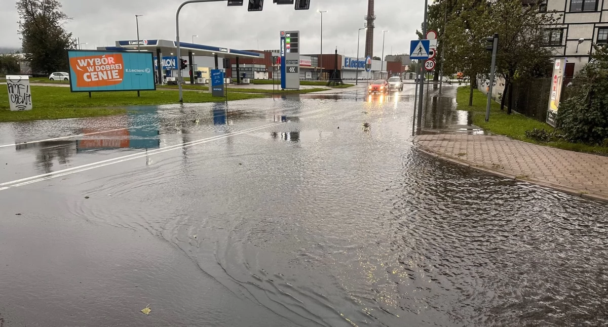 Paraliż komunikacyjny na jeleniogórskich drogach. Zamknięte największe skrzyżowanie
