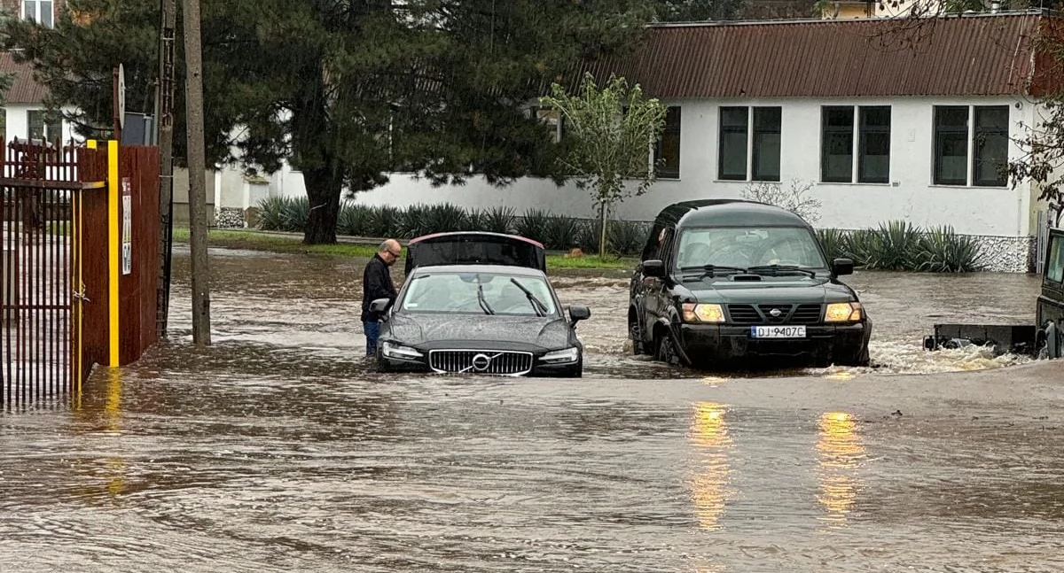 Policja apeluje - Nie usuwajcie zabezpieczeń na zalanych ulicach